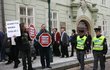 Desítky aktivistů iniciativy ProAlt a odborářů včera v poledne před parlamentem  protestovaly proti vládě...