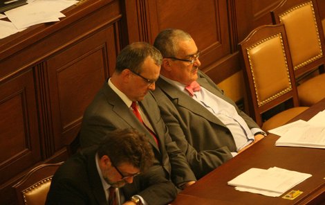 I v napjaté chvíli vypadali ministři (zprava) Karel Schwarzenberg (zahraničí), Miroslav Kalousek (ﬁ nancí) a Jan Kubice (vnitra), jako by spali. O čem asi sní?