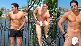 Radim Schwab prohrál sázku s kamarádkou a producíroval se po Karlově mostě úplně nahý.