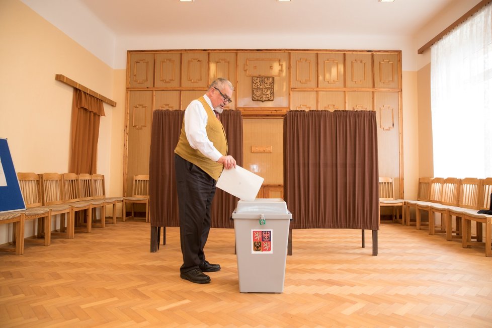 Karel Schwarzenberg - čestný předseda TOP 09 a bývalý ministr zahraničí volil v obci Sýkořice na Rakovnicku (24. 5. 2019)