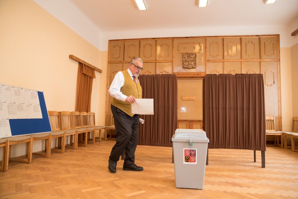 Karel Schwarzenberg - čestný předseda TOP 09 a bývalý ministr zahraničí volil v obci Sýkořice na Rakovnicku (24. 5. 2019)