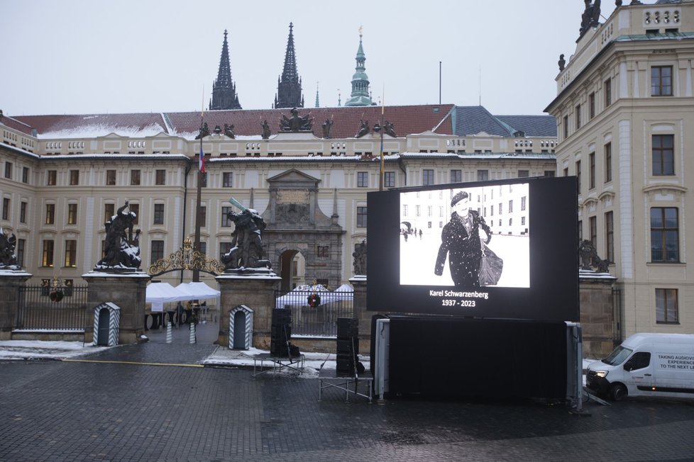 Okolí Pražského hradu v den posledního rozloučení s Karlem Schwarzenbergem. (9. 12. 2023)