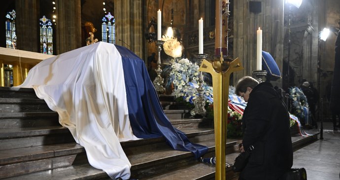 ONLINE Schwarzenbergův (†85) pohřeb: Rodina i Pavel dorazili do sv. Víta, přípravy na mši vrcholí