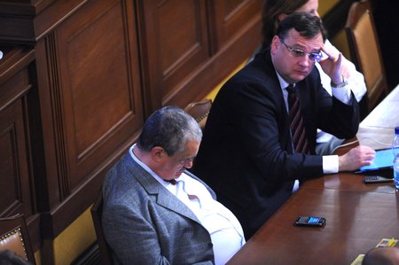 Karel Schwarzenberg usnul, sotva co dosedl na své ministerské místo ve Sněmovně