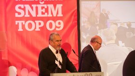 Karel Schwarzenberg jako čestný předseda TOP 09 vyzval spolustraníky k ještě větší práci než doposud (23. 11. 2019).