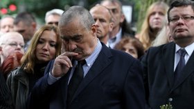 Zesnulý Karel Schwarzenberg a europoslanec Alexandr Vondra na pohřbu Filipa Topola