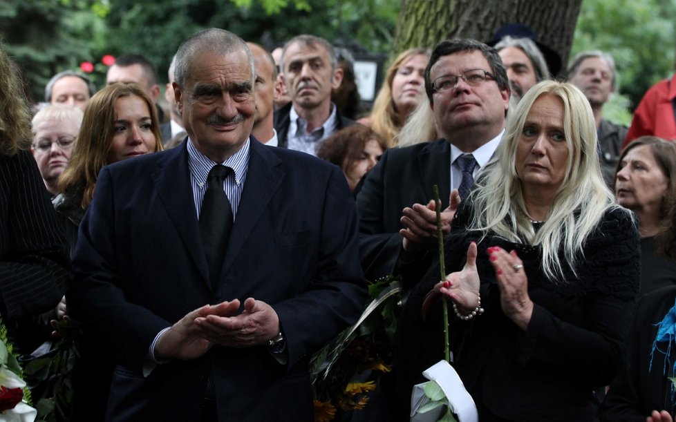 Zesnulý Karel Schwarzenberg a europoslanec Alexandr Vondra na pohřbu Filipa Topola