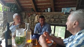 Poslední návštěva Karla Schwarzenberga v Javorníku u Rychlíků na chalupě byla v létě roku 2019. Pak už přišel covid a vozíček.
