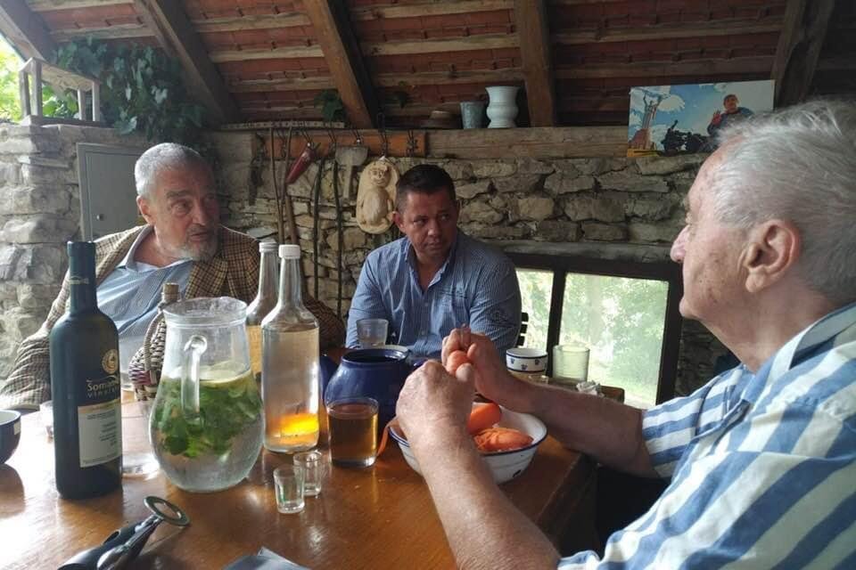 Poslední návštěva Karla Schwarzenberga v Javorníku u Rychlíků na chalupě byla v létě roku 2019. Pak už přišel covid a vozíček.