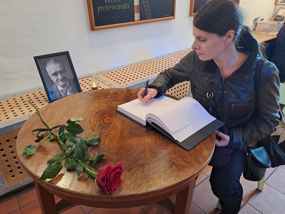 Až do konce měsíce mohou lidé v brněnském Divadle Husa na provázku přispívat do kondolenční knihy k úmrtí Karla Schwarzenberga.