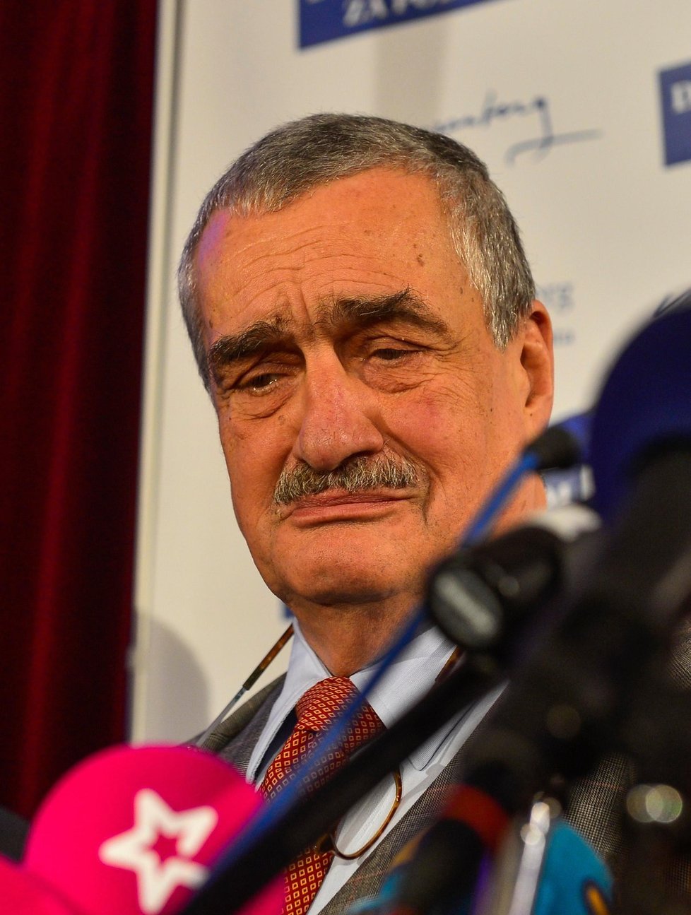 Karel Schwarzenberg měl po své porážce v očich slzy dojetí z toho, kolik obyčejných lidí za něj bojovalo