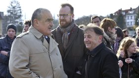 Karel Schwarzenberg při demonstraci během návštěvy čínského prezidenta v Praze. Vpravo Michael Žantovský