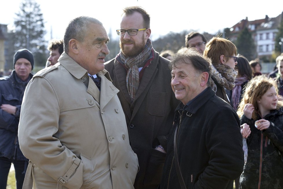 Karel Schwarzenberg při demonstraci během návštěvy čínského prezidenta v Praze. Vpravo Michael Žantovský