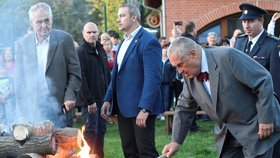 Prezident Miloš Zeman dnes v Lánech na Kladensku zapálil Masarykovu vatru na počest 81. výročí úmrtí prvního československého prezidenta.