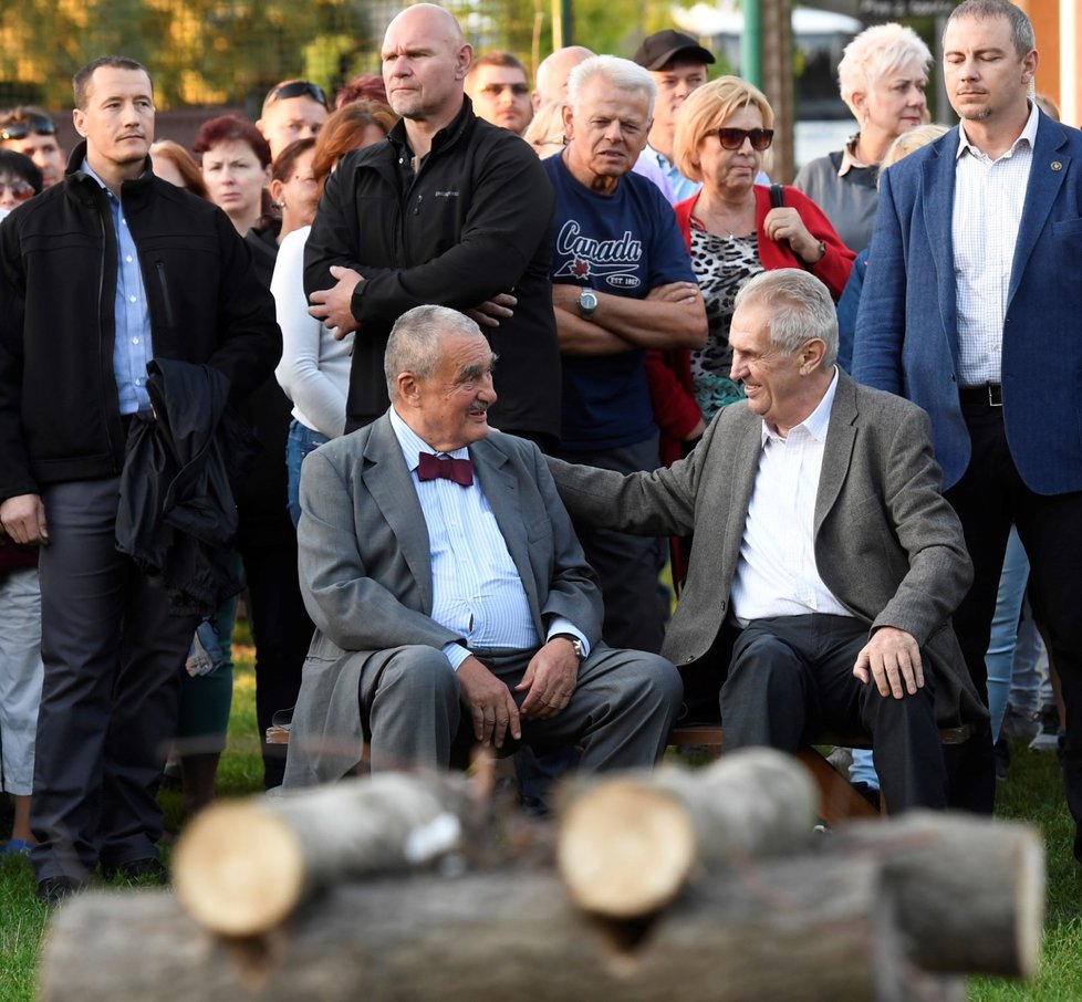 Schwarzenberg se Zemanem na pietní akci k uctění prvního prezidenta Masaryka, 8.9. 2018, Lány, hřbitov