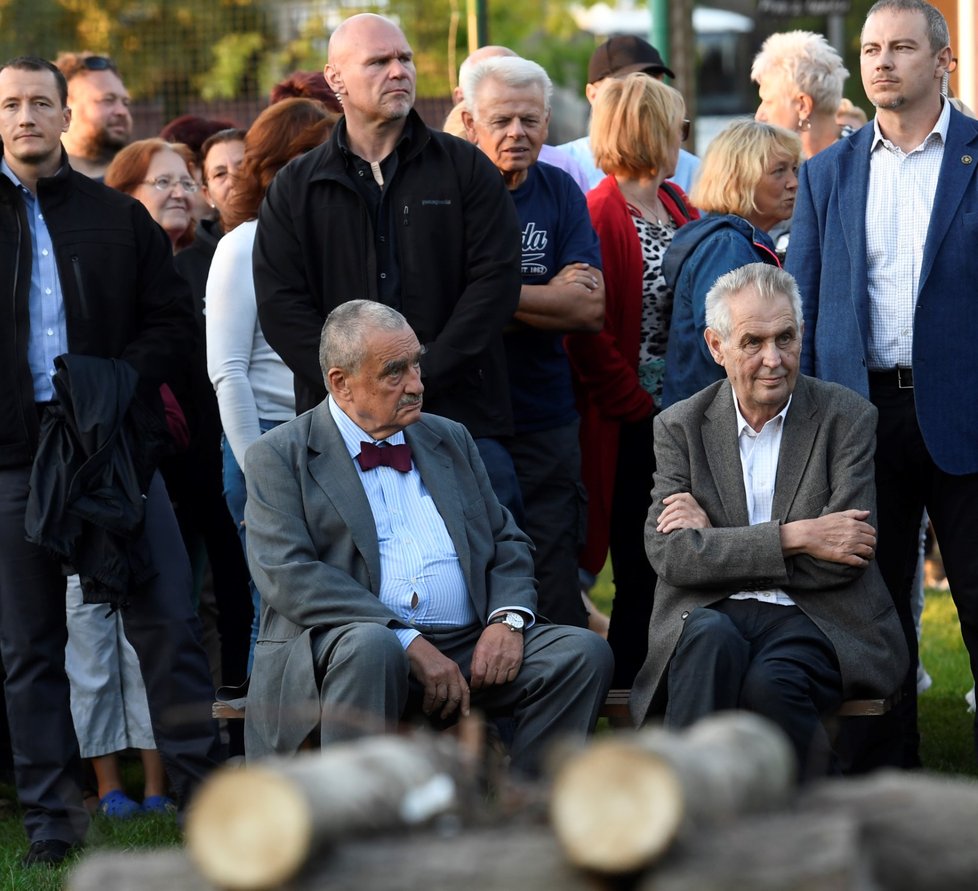 Na akci se neukázal nikdo z prezidentových odpůrců, pouze na jednom z domů v bezprostředním okolí visely červené trenýrky.