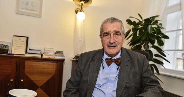 „Sobotky je mi líto,“ říká Schwarzenberg. Co by jako prezident dělal jinak?