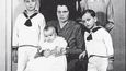 Karel Schwarzenberg (první zleva) s otcem Karlem, matkou Antonií a sourozenci, 1944.