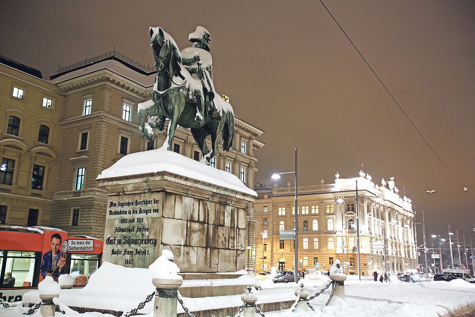 Cestou od paláce směrem do centra vévodí Schwarzenberskému náměstí nadživotní jezdecká socha knížete Karla Filipa Schwarzenberga – ten byl hrdinou napoleonských válek v 19. století a okázalou památku mu nechal postavit sám císař František Josef I. Jen pro zajímavost, Karel Filip je dokonce prapraprapradědečkem »našeho« knížete!