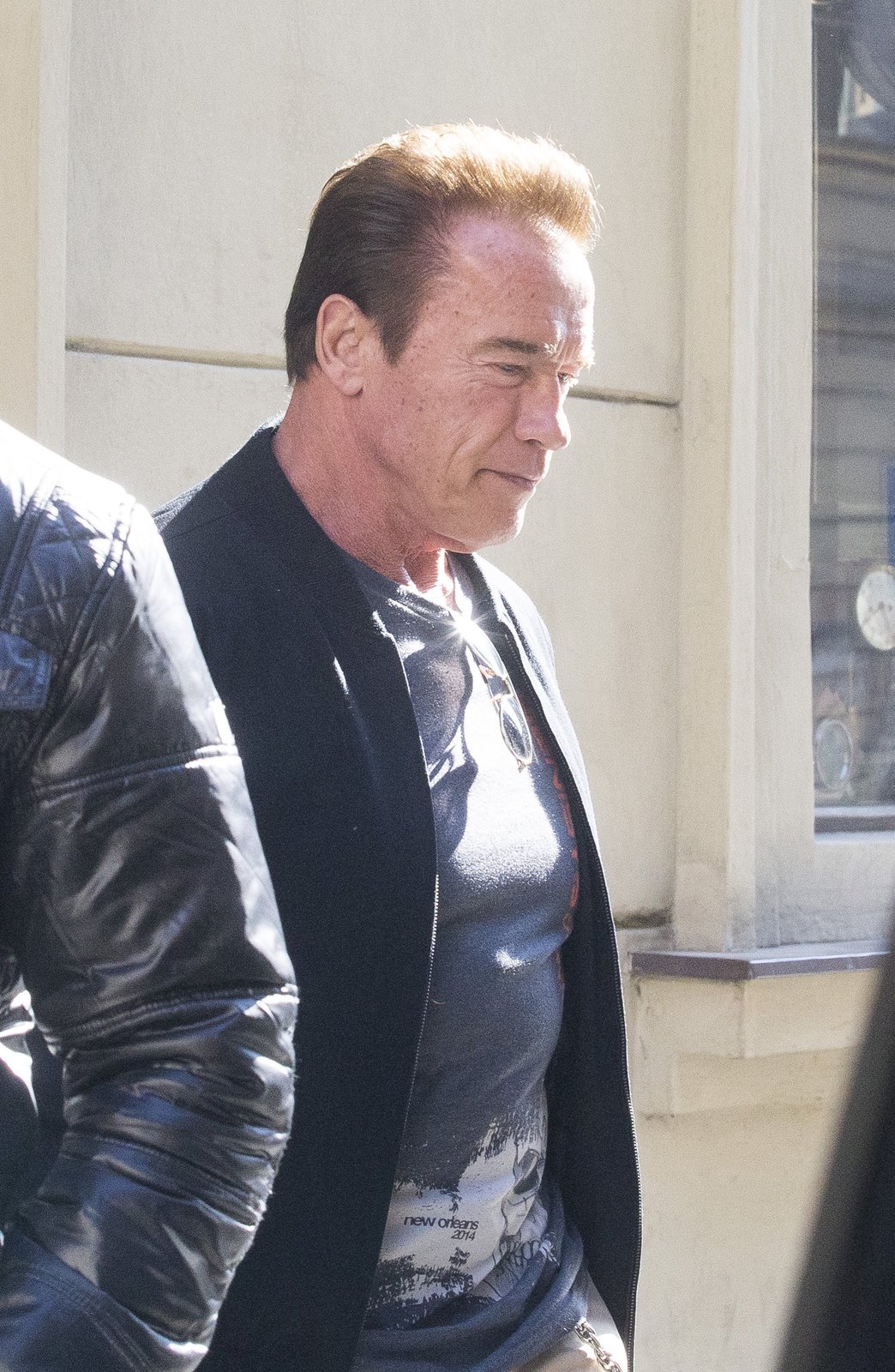 Desítky fotografů a fanoušků. Schwarzenegger ale nevypadal, že by ho to obtěžovalo.