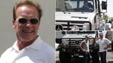 Schwarzenegger jezdí v gigantickém Mercedesu po Los Angeles