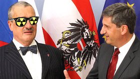 Takto Rakušané vyobrazili českého ministra zahraničí za podporu Temelína...