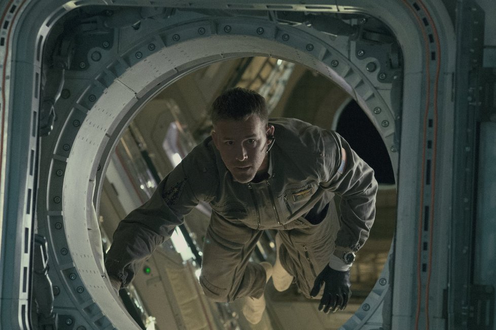 Život je napínavý sci-fi thriller o týmu vědců z vesmírné stanice, jejichž mise se mění v boj o holý život ve chvíli, kdy narazí na rychle se vyvíjející formu života. V kinech od 23. března 2017.