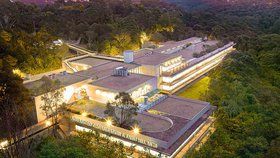Takto vypadá australské sídlo scientologů za 1,2 miliardy korun, kde k útoku došlo