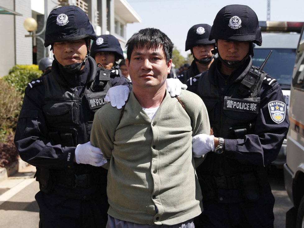 Čínská televize CCTV odvysílala záběry na odsouzence odváděné z jejich cel na místo popravy.
