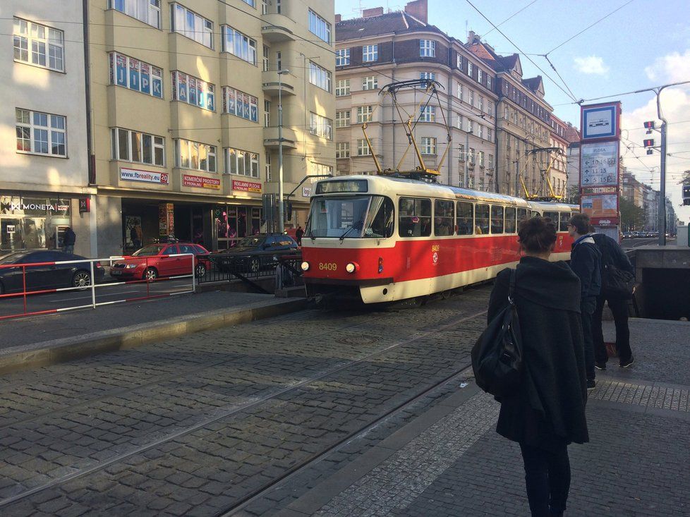 V Praze probíhá velké sčítání cestujících v tramvajích po srpnové revoluci v dopravě.