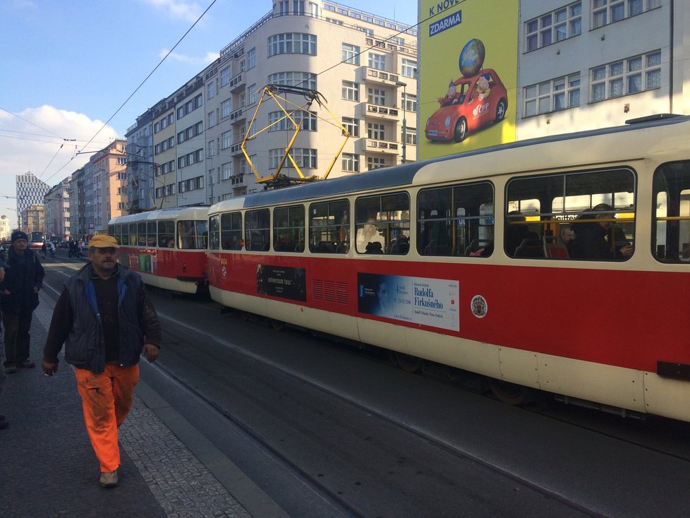 V Praze probíhá velké sčítání cestujících v tramvajích po srpnové revoluci v dopravě.