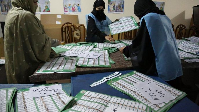 Sčítání volebních lístků v Džalalabádu
