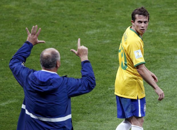 Zklamaný trenér brazilské reprezentace Luiz Felipe Scolari po výprasku 1:7 od Němců v semifinále mistrovství světa. Zklamaný trenér brazilské reprezentace Luiz Felipe Scolari po výprasku 1:7 od Němců v semifinále mistrovství světa.