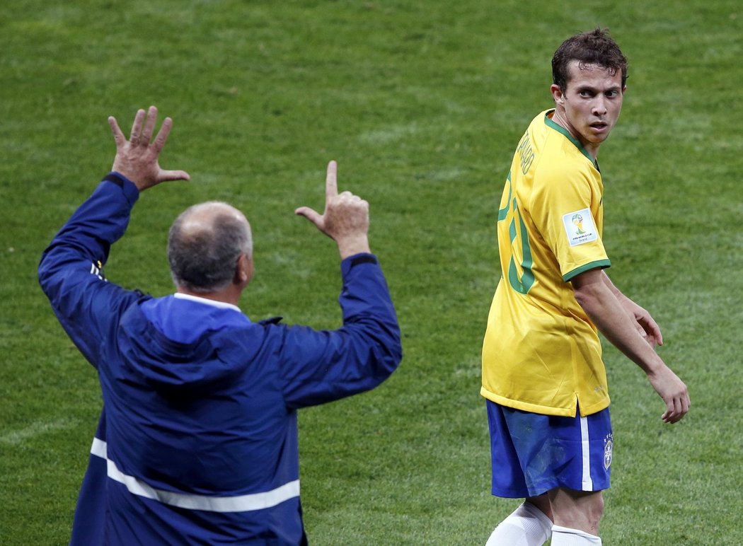 Zklamaný trenér brazilské reprezentace Luiz Felipe Scolari po výprasku 1:7 od Němců v semifinále mistrovství světa.