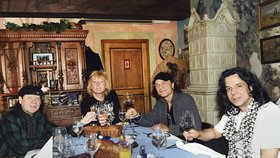 Členové skupiny Scorpions, zleva zpěvák Klaus Meine, bubeník James Kottak, kytarista Mathias Jabs a baskytarista Pavel Maciwoda, před večeří zapózovali fotoreportérovi Blesku