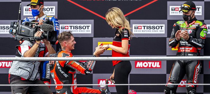 Britský motocyklový závodník Scott Redding požádal svou lásku o ruku přímo na stupních vítězů.