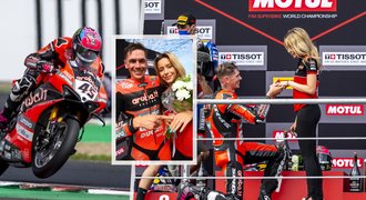 Dojemné vyhlášení vítězů na závodě motocyklů v Mostě: Zásnuby v přímém přenosu! Dojemné vyhlášení vítězů na závodě motocyklů v Mostě: Zásnuby v přímém přenosu!