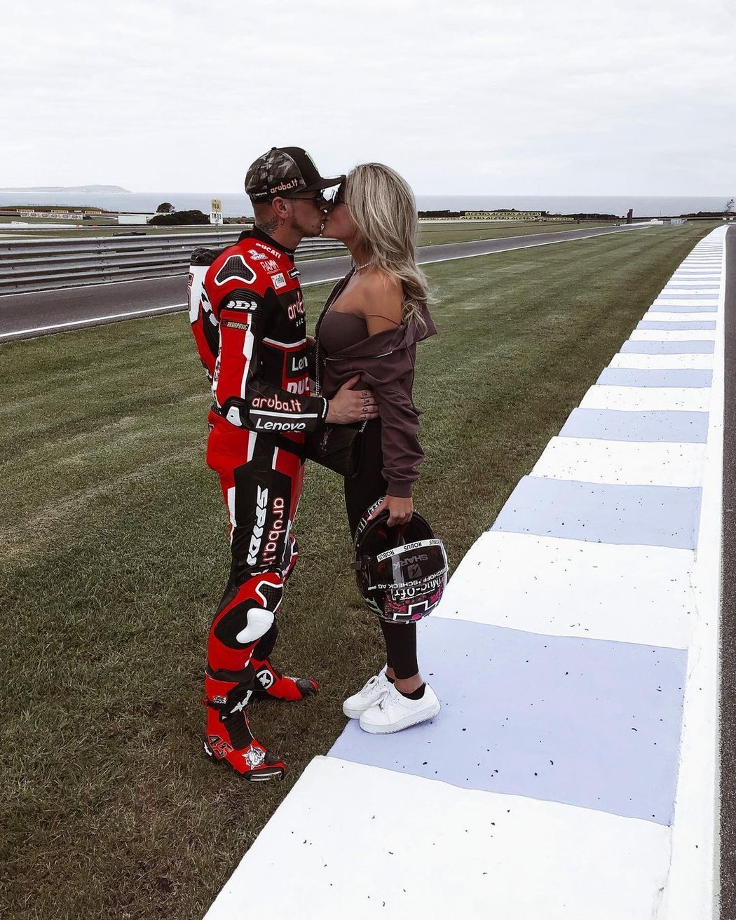 Závodník Scott Redding se svou láskou Jacey.