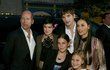 Bruce Willis s bývalou ženou Demi Moore, Ashtonem Kutcherem a dcerami.