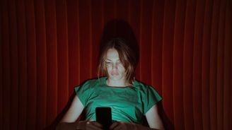 Sociální sítě očima citové vazby: Proč scrollujeme, když jsme osamělí? Sociální sítě očima citové vazby: Proč scrollujeme, když jsme osamělí?