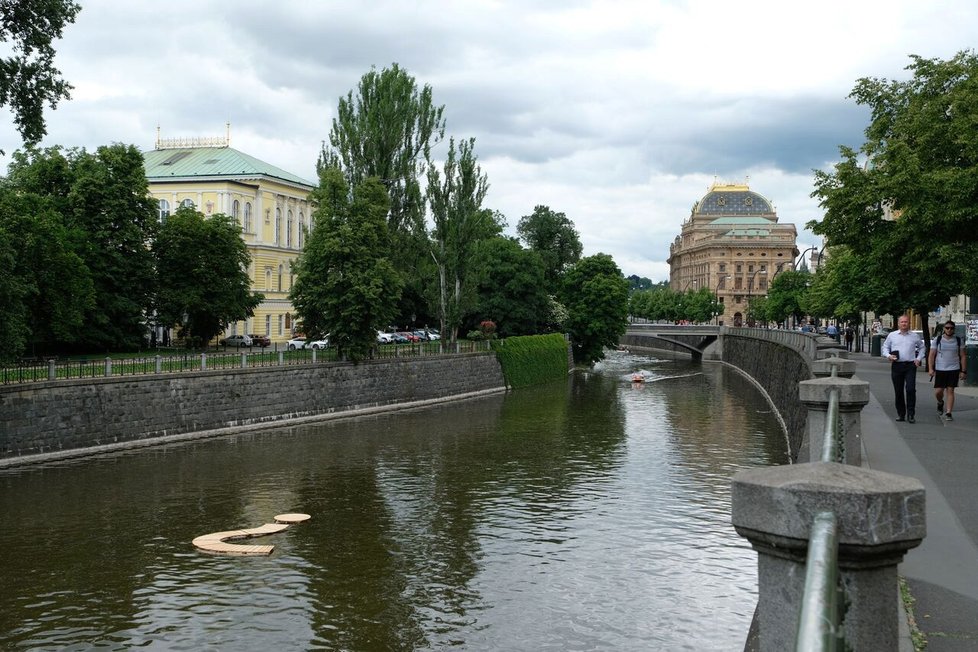 Dřevená instalace ve Vltavě od Junichiro Ishii