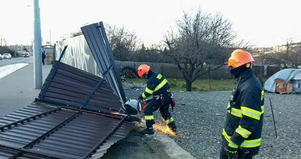 Profesionální hasiči zasahovali v pondělí na jižní Moravě v několika desítkách případů.