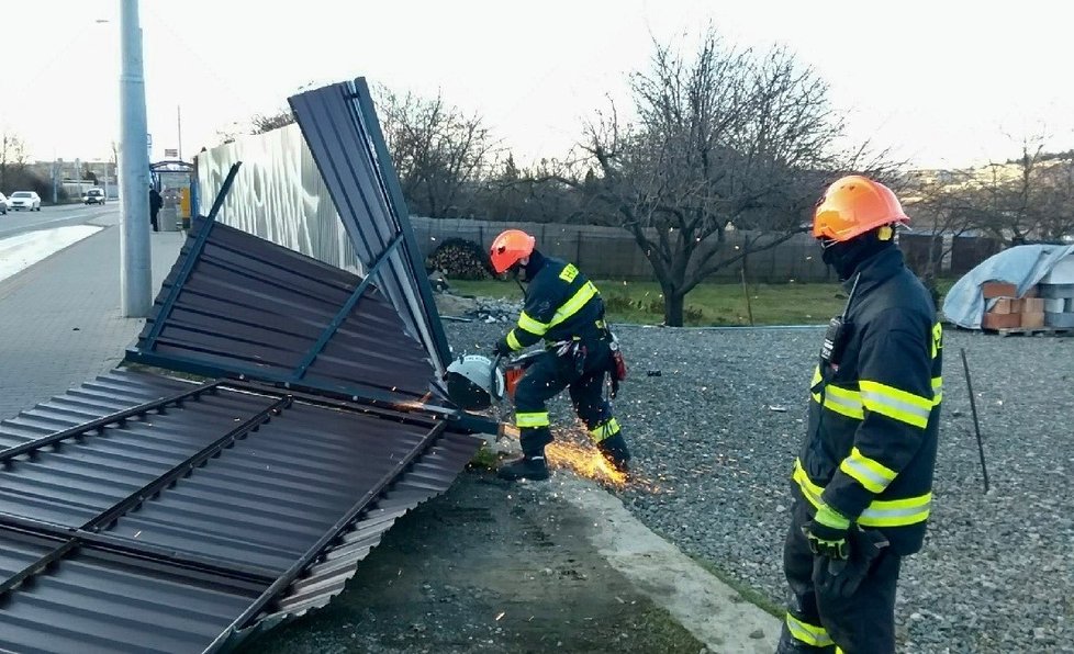 Profesionální hasiči zasahovali v pondělí na jižní Moravě v několika desítkách případů.