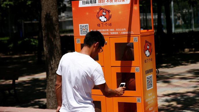 V automatu na basketballové stačí zaplatit za pomocí QR kódu a míč podle chuti využívat