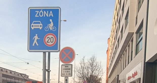 Značka smíšené dopravní zóny. V Brně funguje jako první v Česku od pondělního rána.