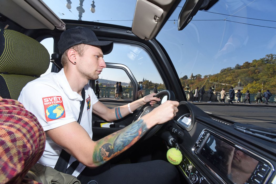 Zvlášť jízda malinkým elektromobilem platí za zážitek. Navíc parkování na modrých a fialových zónách nestojí ani korunu. Stejné je to i v případě hybridních vozů od Anytime.