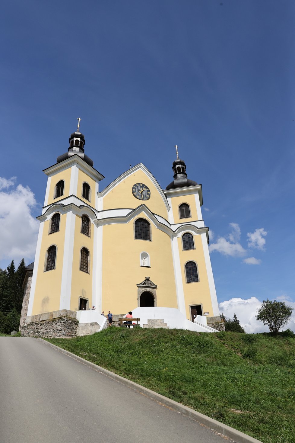 Dominantou  Neratova je  unikátní kostel  s prosklenou prosklenou střechou.