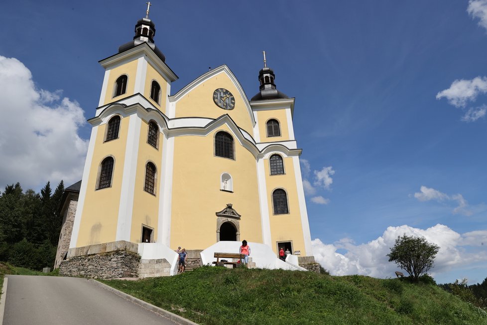 Dominantou  Neratova je  unikátní kostel  s  prosklenou střechou.