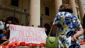 Členové humanitární organizace Sea Watch protestovali před budovou soudu na Maltě