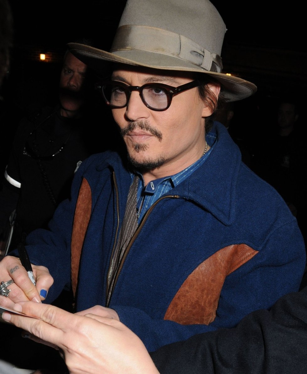 Johnny Depp v modrém